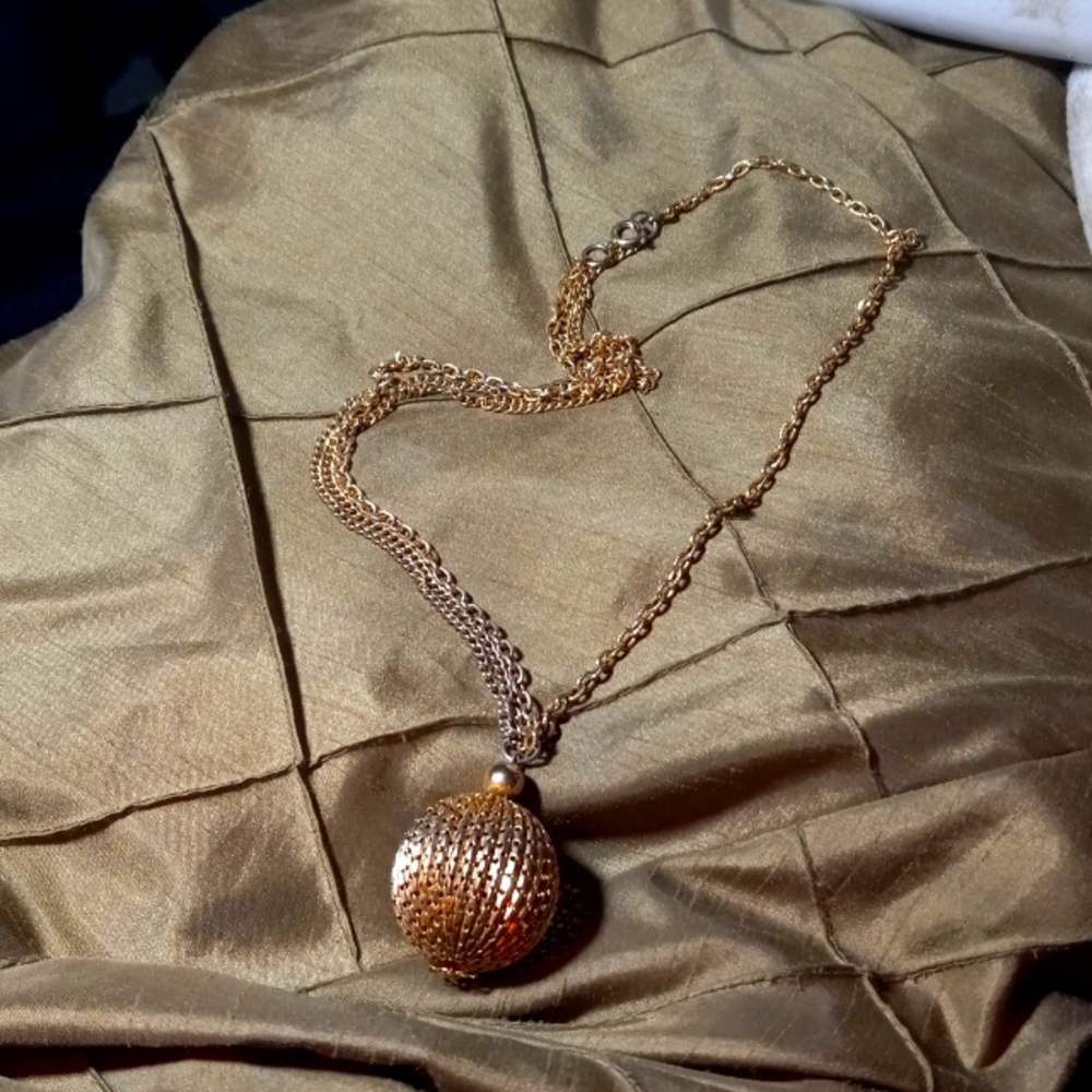 L-13 lot gold toned necklace